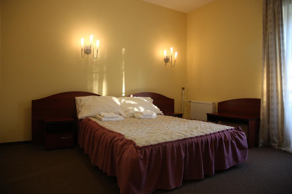 Roskosz Zespol Dworsko Parkowy Bed and Breakfast Biała Podlaska Exteriör bild